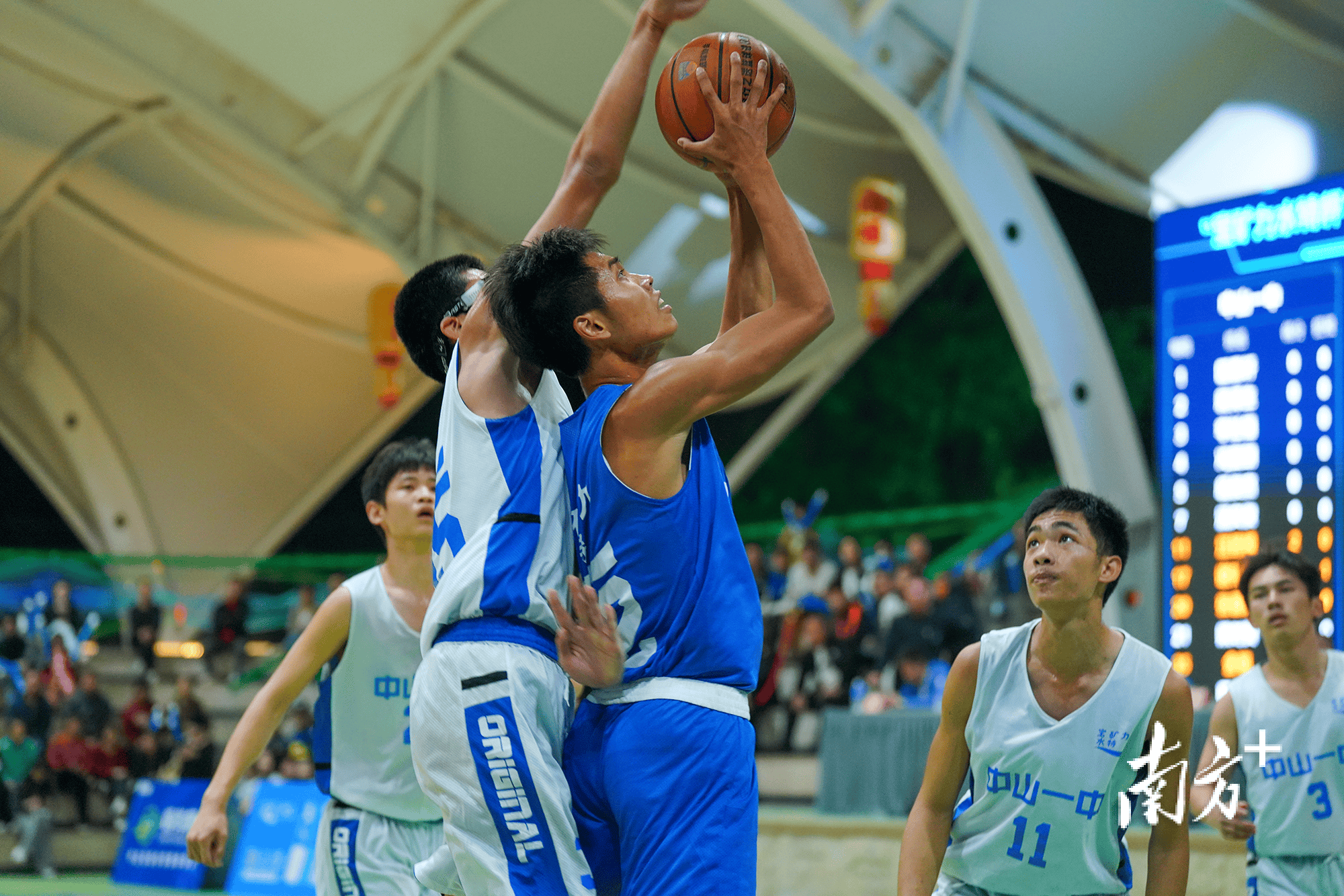 星级球员在职业篮球赛场上表现抢眼